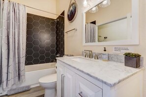 淋浴设施、吹风机、毛巾、洗发水