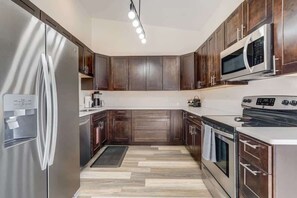 Frigorifero, microonde, forno, piano cottura