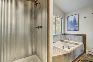 Shower, hair dryer, towels, shampoo - Aspen Haven! Mountain Escape with Hot Tub & Views (Divide)