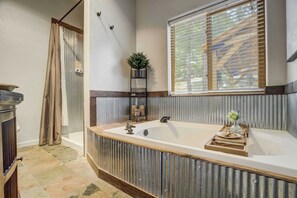 Shower, hair dryer, towels, shampoo - Aspen Haven! Mountain Escape with Hot Tub & Views (Divide)