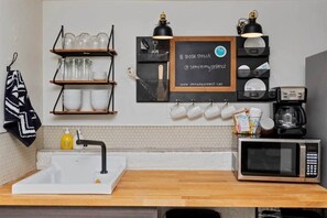 Kühlschrank, Mikrowelle, Wasserkocher mit Kaffee-/Teezubehör, Toaster