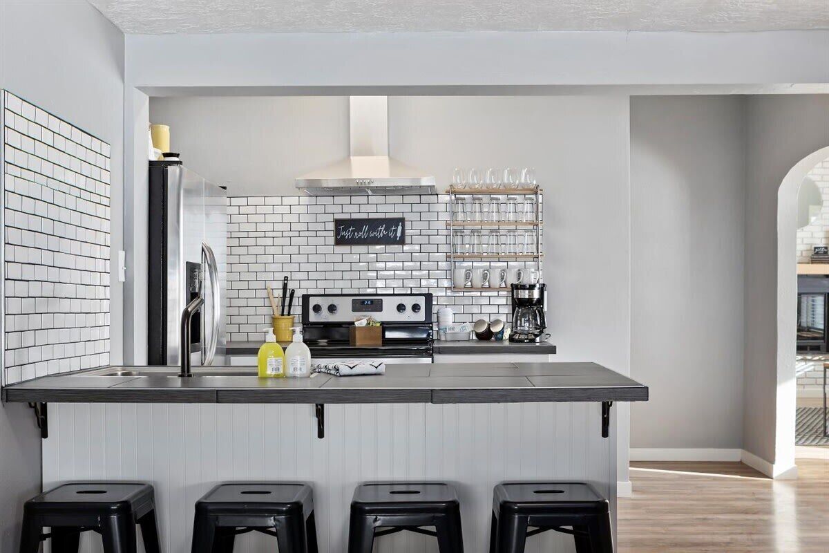 Frigorífico, microondas, horno y placa de cocina