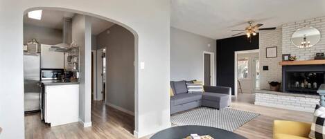 TV, bøker og kontorer