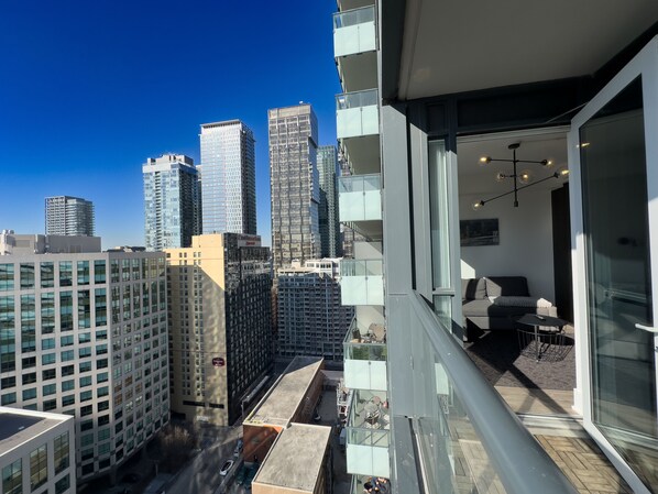 Suite Deluxe, varias camas, acceso a la piscina, vistas parciales al lago | Terraza o patio