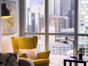 Suite Deluxe, varias camas, acceso a la piscina, vistas parciales al lago | Zona de estar | Una Smart TV, Netflix, servicios de streaming, una oficina