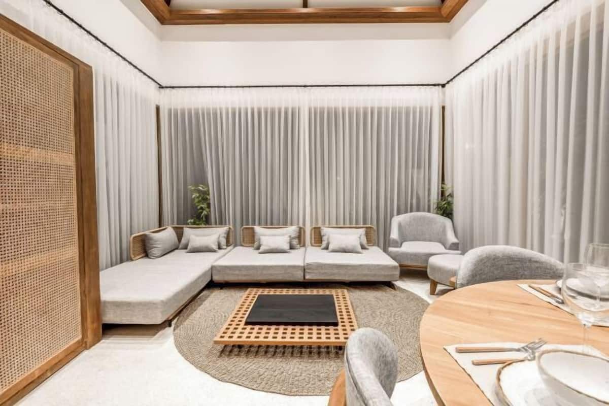 2 bedrooms, desk, laptop workspace, blackout curtains