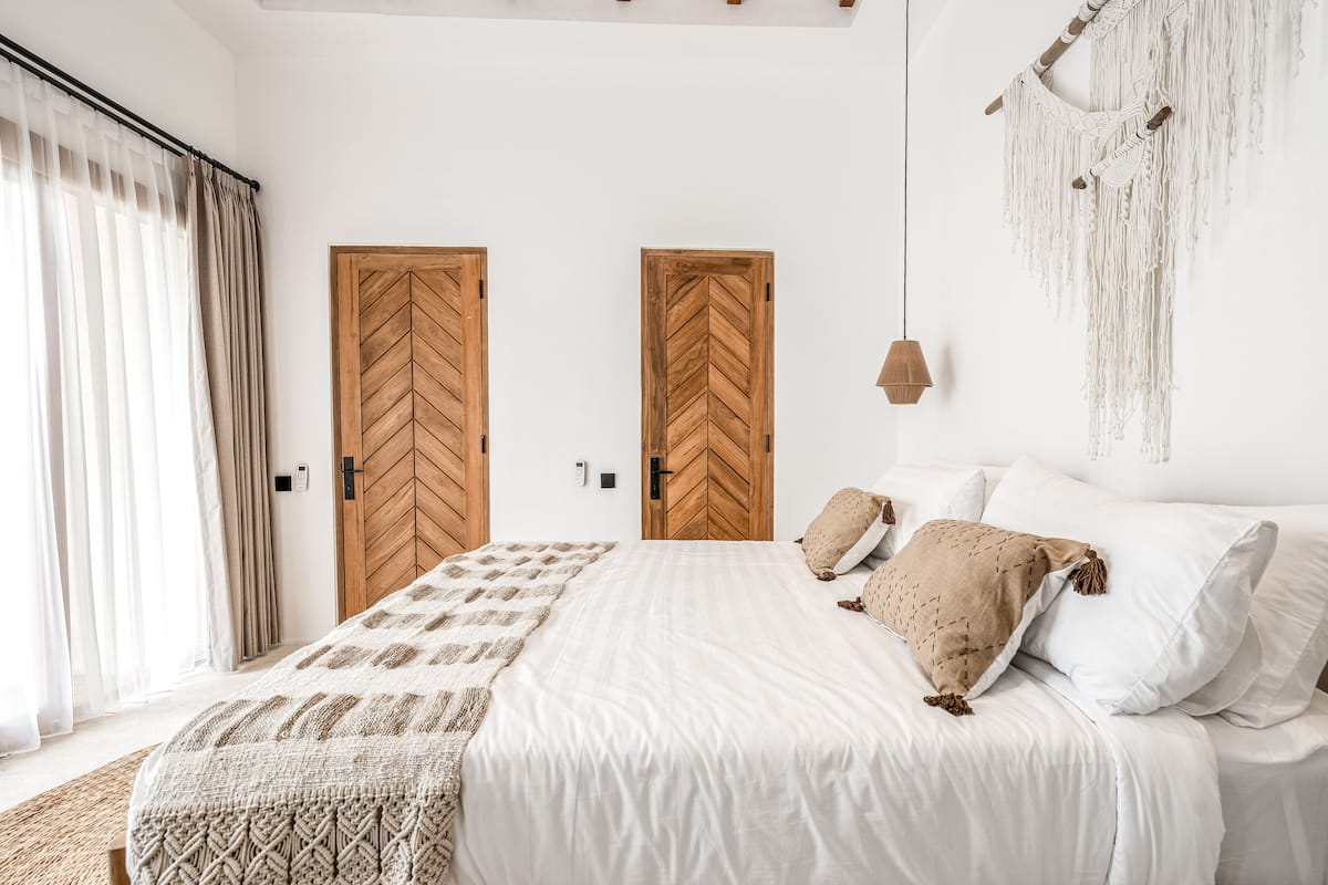 2 bedrooms, desk, laptop workspace, blackout curtains