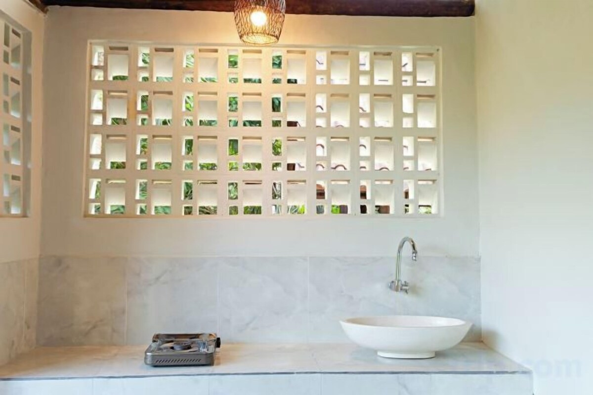 Bathroom | Shower, rainfall showerhead, free toiletries, bidet