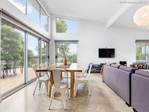 Ferienhaus | Wohnbereich | Kamin, Kinderspielzeug, Smart Speakers