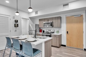 Køleskab, mikrobølgeovn, ovn, kogeplade