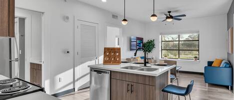 Réfrigérateur, micro-ondes, four, plaque de cuisson