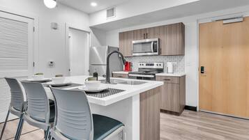 Réfrigérateur, micro-ondes, four, plaque de cuisson