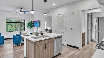 冰箱、微波炉、烤箱、炉灶