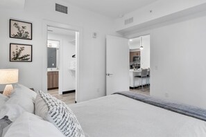 1 habitación, tabla de planchar con plancha, wifi gratis y ropa de cama