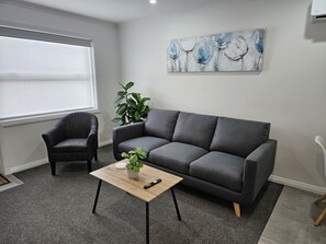Executive Apartment, 2 Bedrooms | Living area | 42-inch Smart TV with digital channels, Netflix, streaming services - Redwood Apartments (Rotorua)