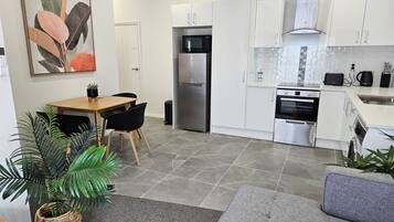 Full-sized fridge, microwave, oven, stovetop