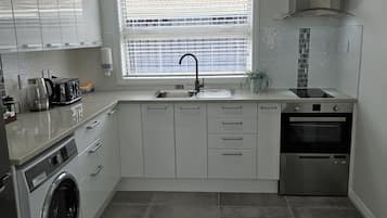 Executive apartman, 2 hálószobával | Privát konyha | Nagyméretű hűtő/fagyasztó, mikrohullámú sütő, sütő és főzőlap