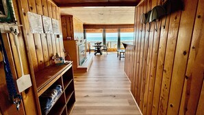 Un interior de madera con vista al océano.