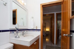 Secador de pelo y toallas