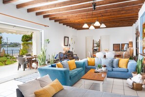 Een televisie en een open haard