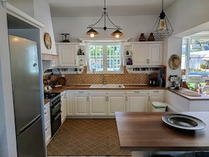 Fridge, oven, stovetop, coffee/tea maker