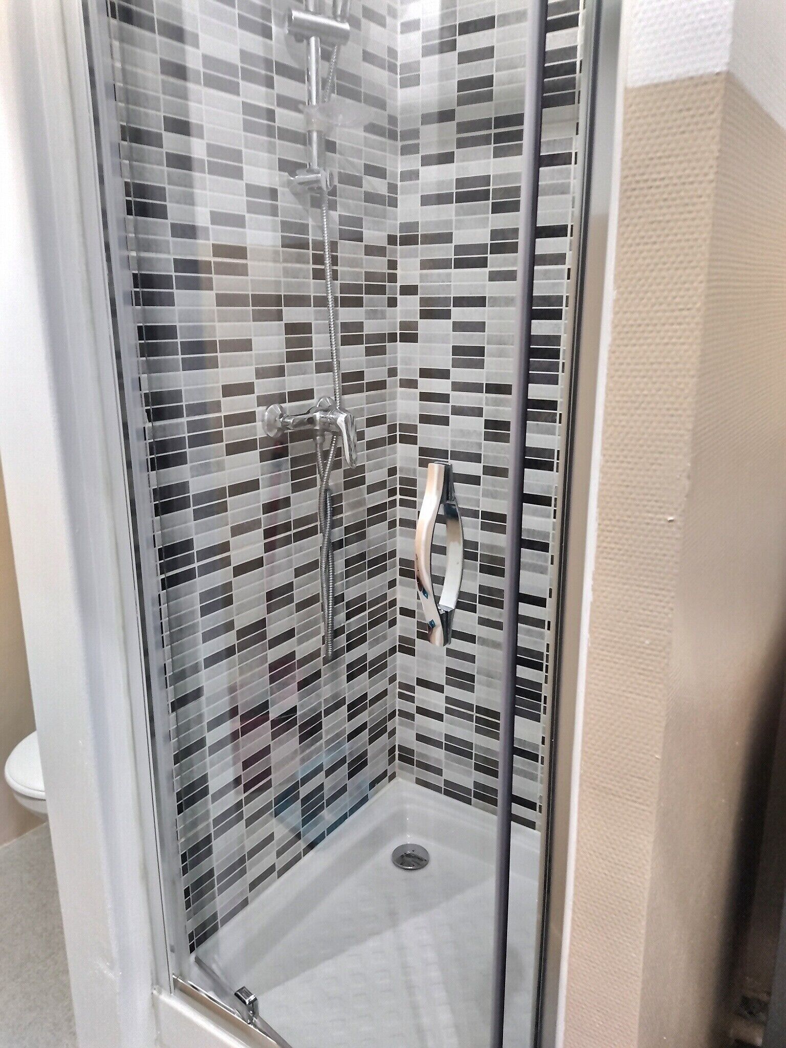 Douche, sèche-cheveux, serviettes fournies, papier toilette