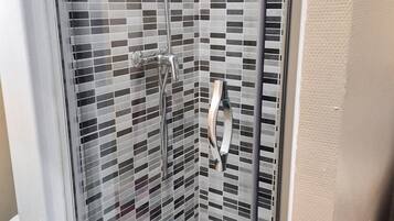 Douche, sĂšche-cheveux, serviettes fournies, papier toilette