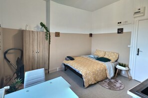 1 bedroom, WiFi, bed sheets - Le Charmant Studio 4 Face Gare, Wifi Gratuit et Proche Toutes Commodités (Évreux)