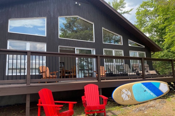 South Facing deck with a screened-in dining area for 6-8 guests