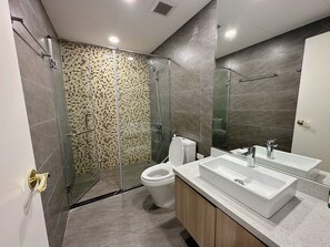 Dusj, hårføner, håndklær og såpe