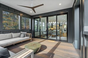 TV connectée, cheminée, table de tennis de table, espaces bureaux