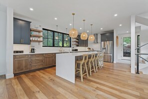 Een koelkast, een oven, een kookplaat, een vaatwasser