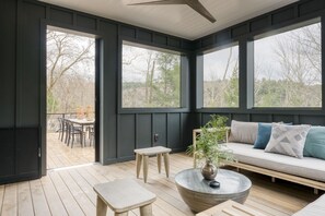 Smart TV, fireplace, table tennis, offices - Forget-Me-Not by AvantStay | Bold Lakefront Escape (Monterey)