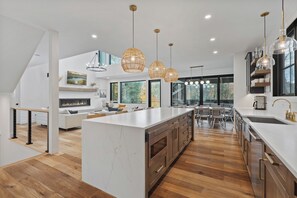 Een koelkast, een oven, een kookplaat, een vaatwasser