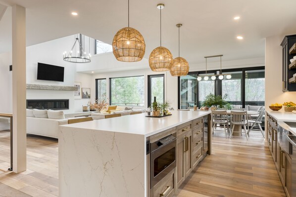 Fridge, oven, stovetop, dishwasher - Forget-Me-Not by AvantStay | Bold Lakefront Escape (Monterey)