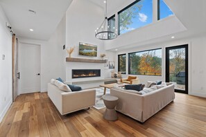 Smart-tv, een open haard, een tafeltennistafel en een kantoor