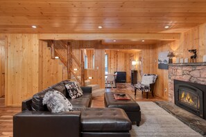 Smart TV, fireplace - Hot Tub, Shared Pier, Forest Views in Heart of Tahoma | Sugar Point by AvantStay (Tahoma)