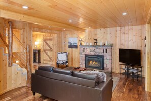 Smart TV, fireplace - Hot Tub, Shared Pier, Forest Views in Heart of Tahoma | Sugar Point by AvantStay (Tahoma)