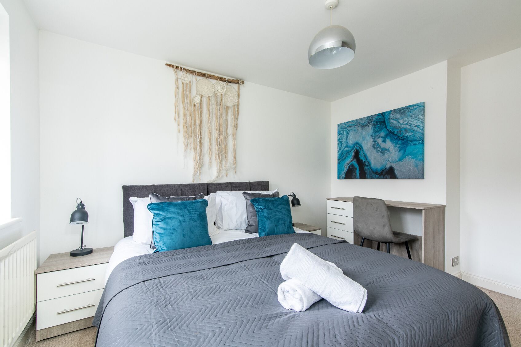 3 chambres, bureau, fer et planche à repasser