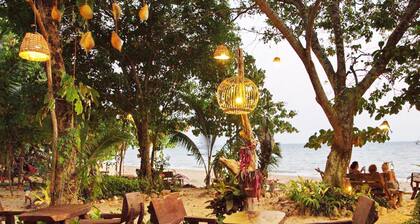 Room in Bungalow - Beachfront Cottage of Koh Pu