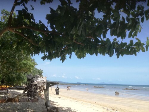 Room in Bungalow - Beachfront Cottage of Koh Pu