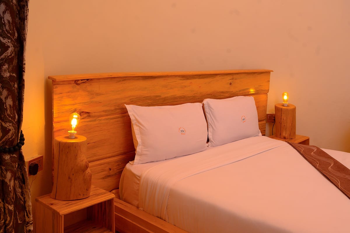 Deluxe Cottage | In-room safe, desk, laptop workspace, blackout drapes