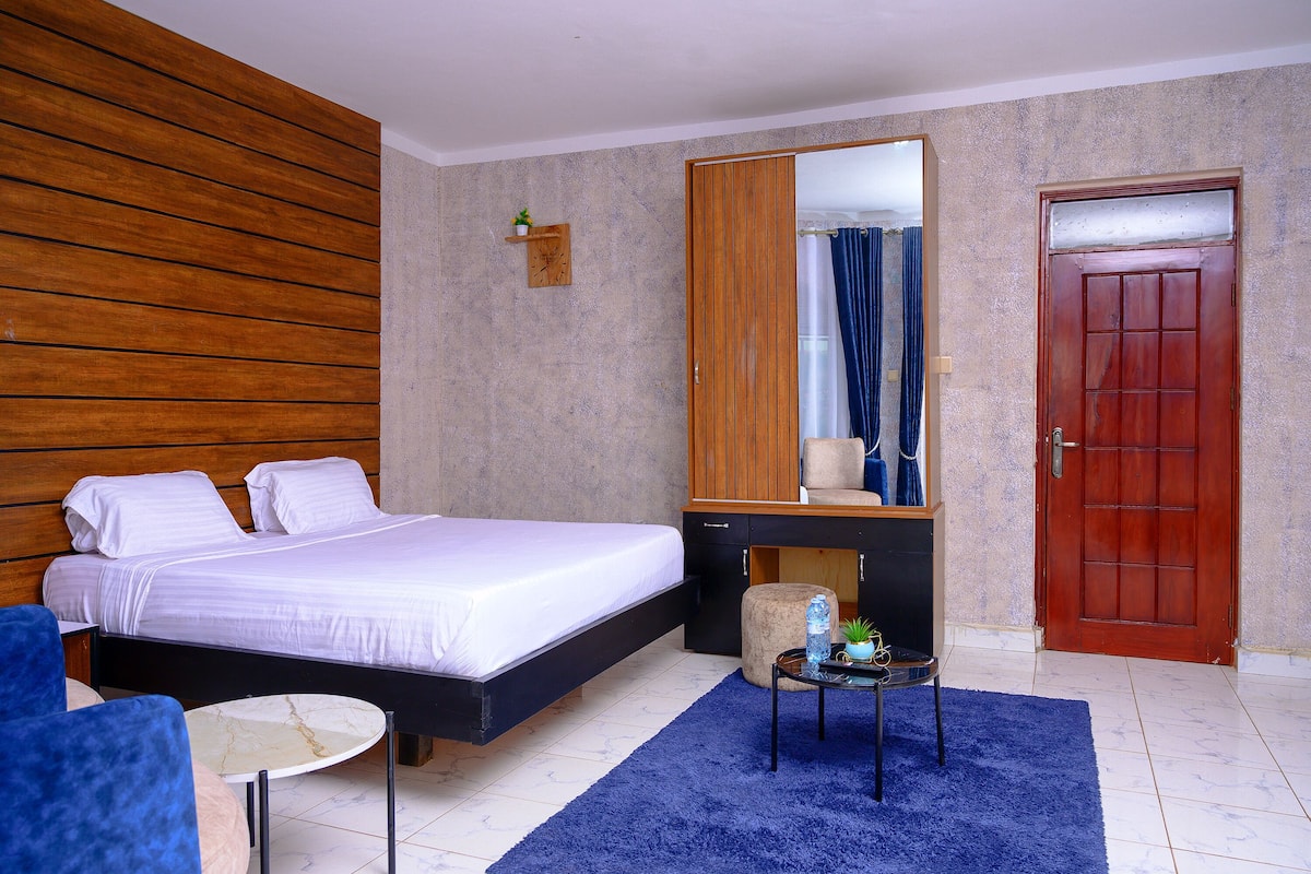 Executive Double Room | In-room safe, desk, laptop workspace, blackout drapes