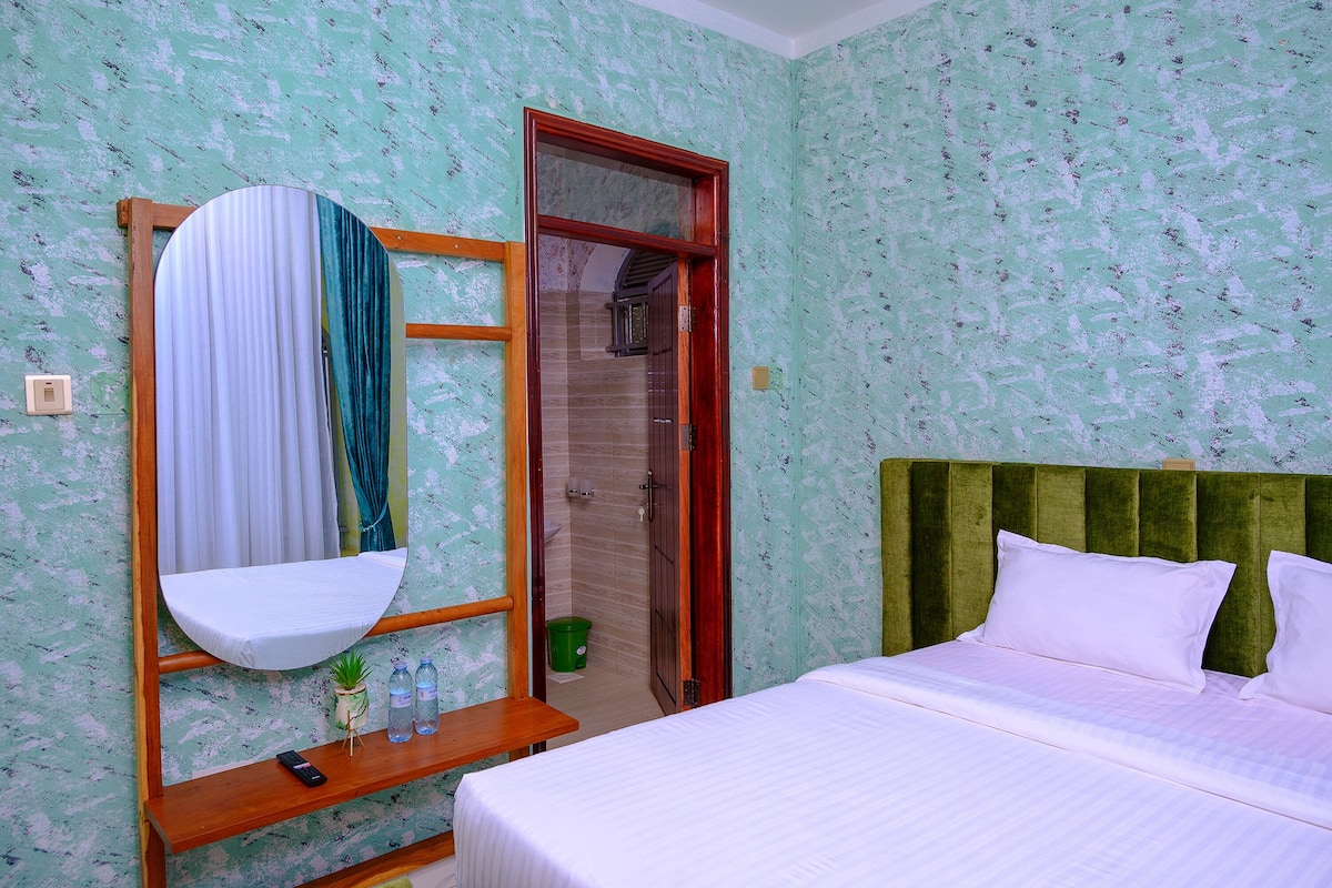 Deluxe Single Room | In-room safe, desk, laptop workspace, blackout drapes