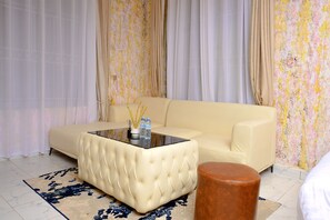 Deluxe Double Room | Living area - CROYLANDZ COTTAGES (Entebbe)