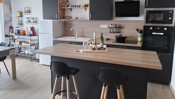 Wasserkocher mit Kaffee-/Teezubehör, Kühlschrank, Mikrowelle, Ofen