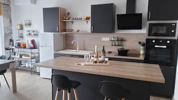 Fridge, microwave, oven, stovetop