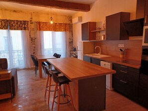 Køleskab, mikrobølgeovn, ovn, kogeplade