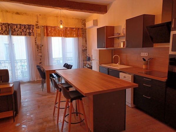 Kühlschrank, Mikrowelle, Ofen, Herdplatte