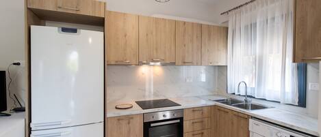 Kjøleskap, ovn, kokeplater og kjøkkenutstyr